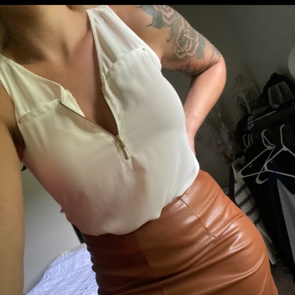 Cream sleeveless zip front express tank top - Picture 5 of 5